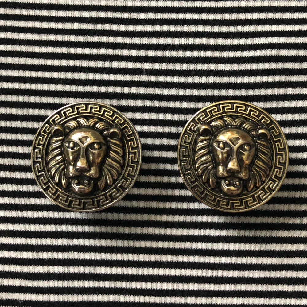 Lion plugs